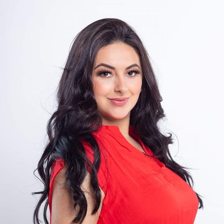 Artista y politóloga esteña