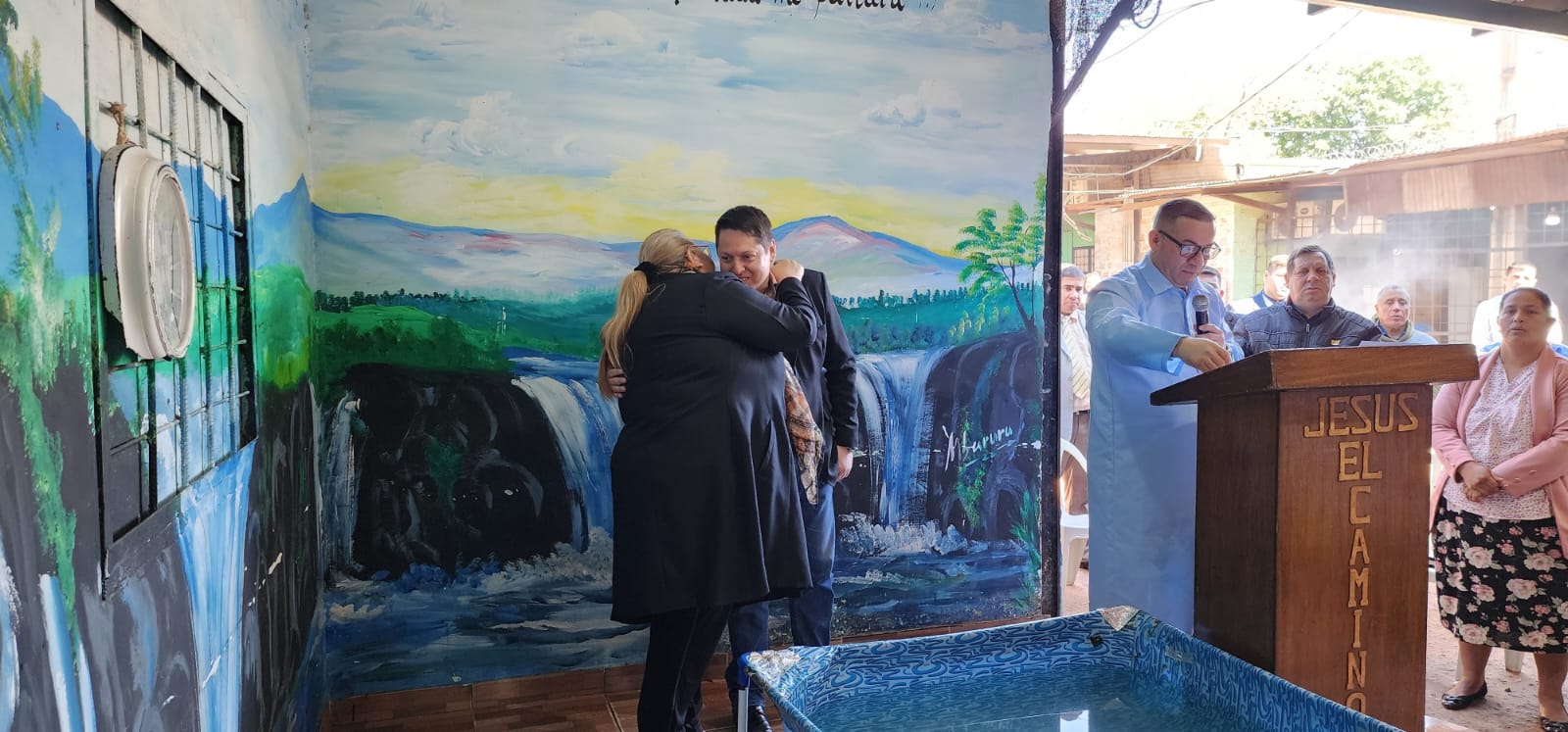 Autoridades acompañan bautismo masivo y ceremonia de casamiento