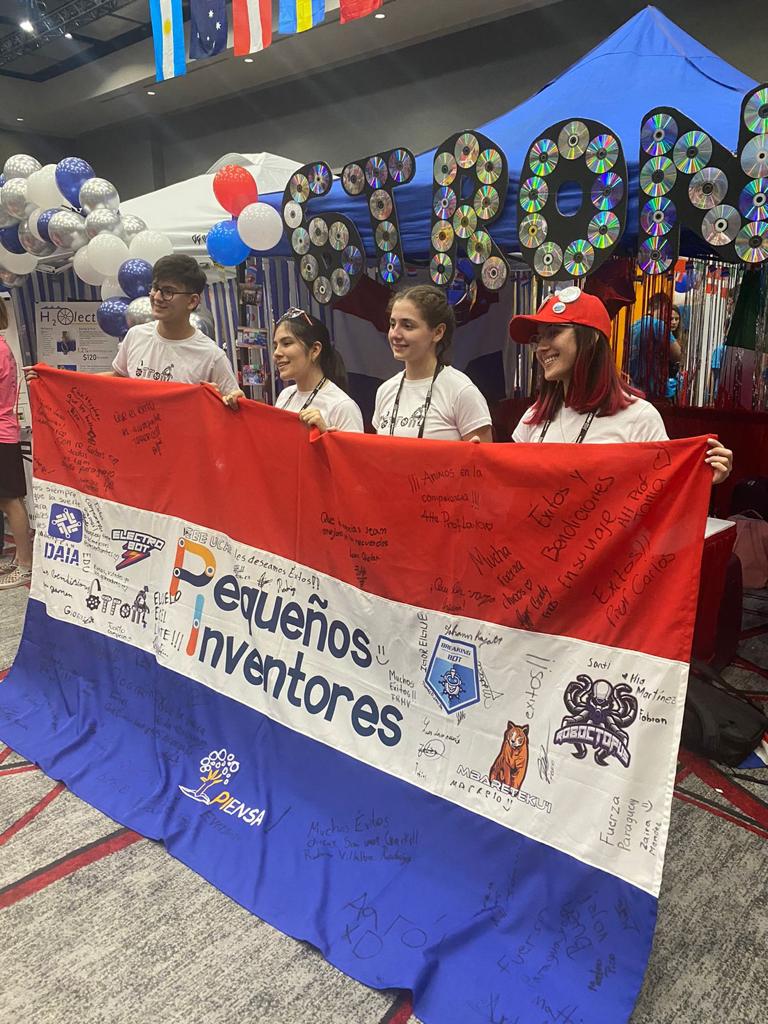 Casi sin vacaciones y con entrenamientos intensivos en robótica y en inglés para ganar premio mundial