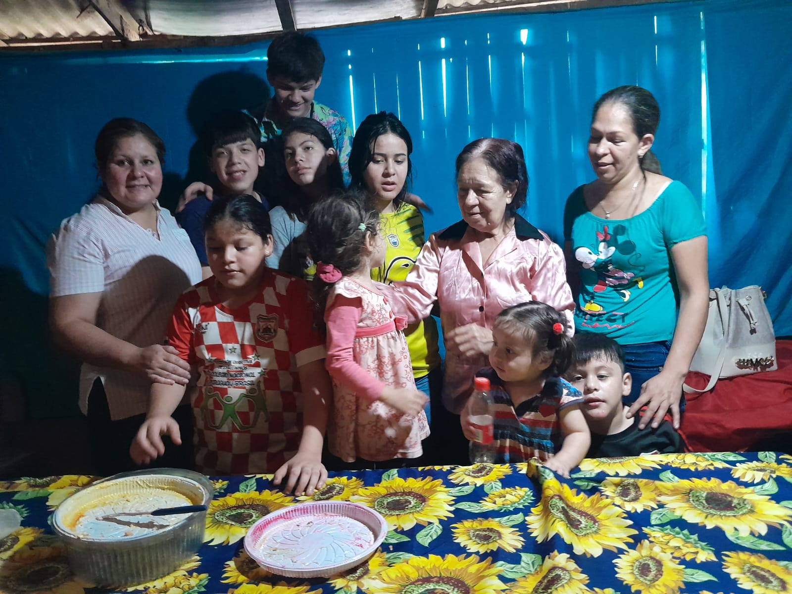 Una de las madrinas más antiguas festeja su cumpleaños en comedor de niños
