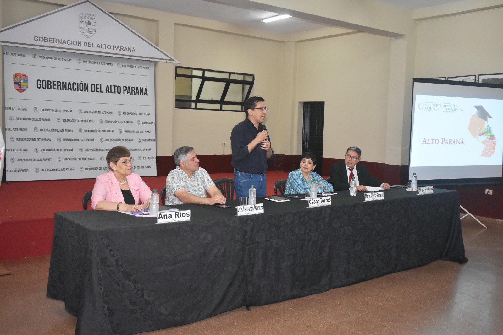 Directora departamental de educación se reune con autoridades