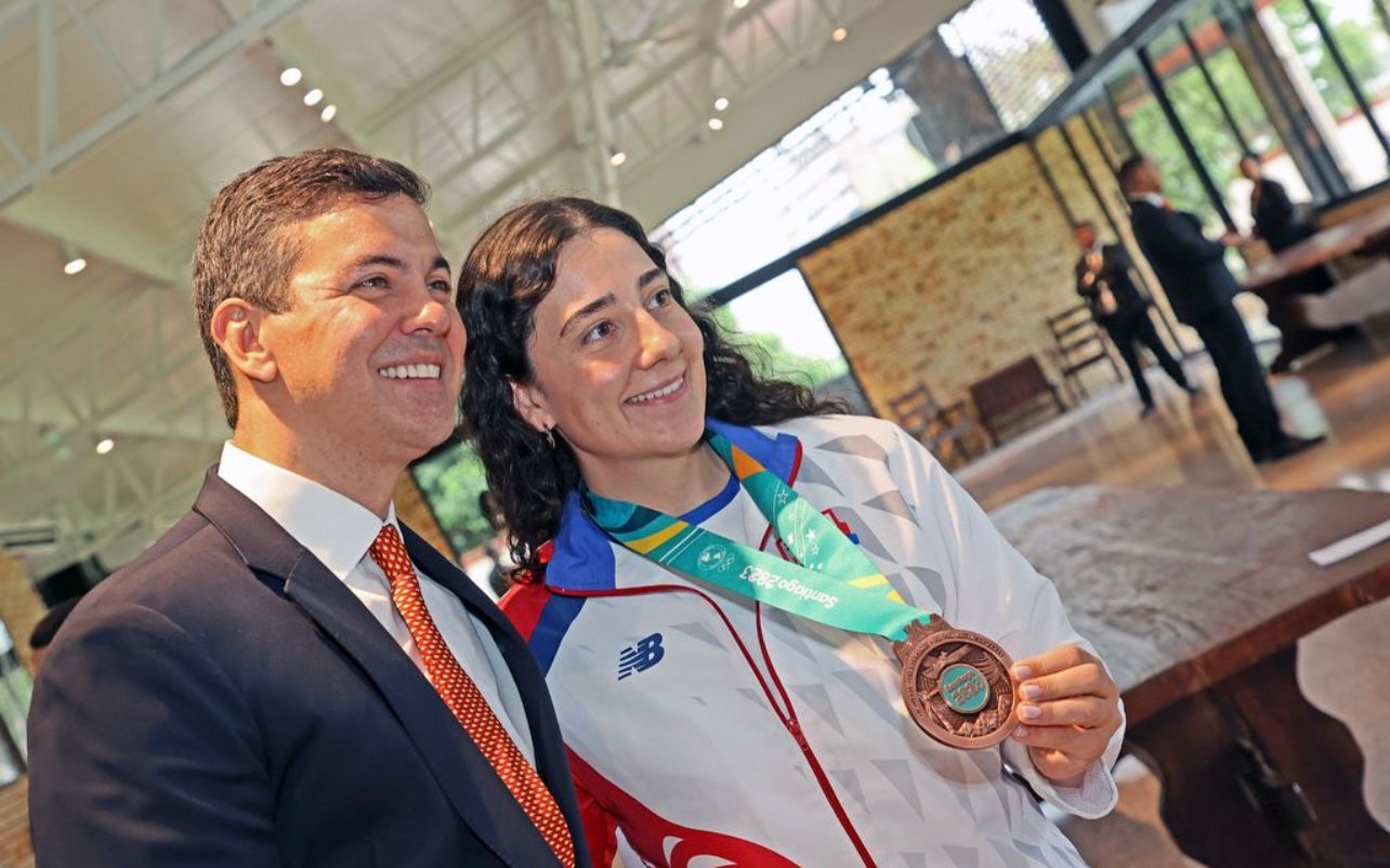 Ana Paula Fernandes es una de las agasajadas por el presidente Santiago Peña