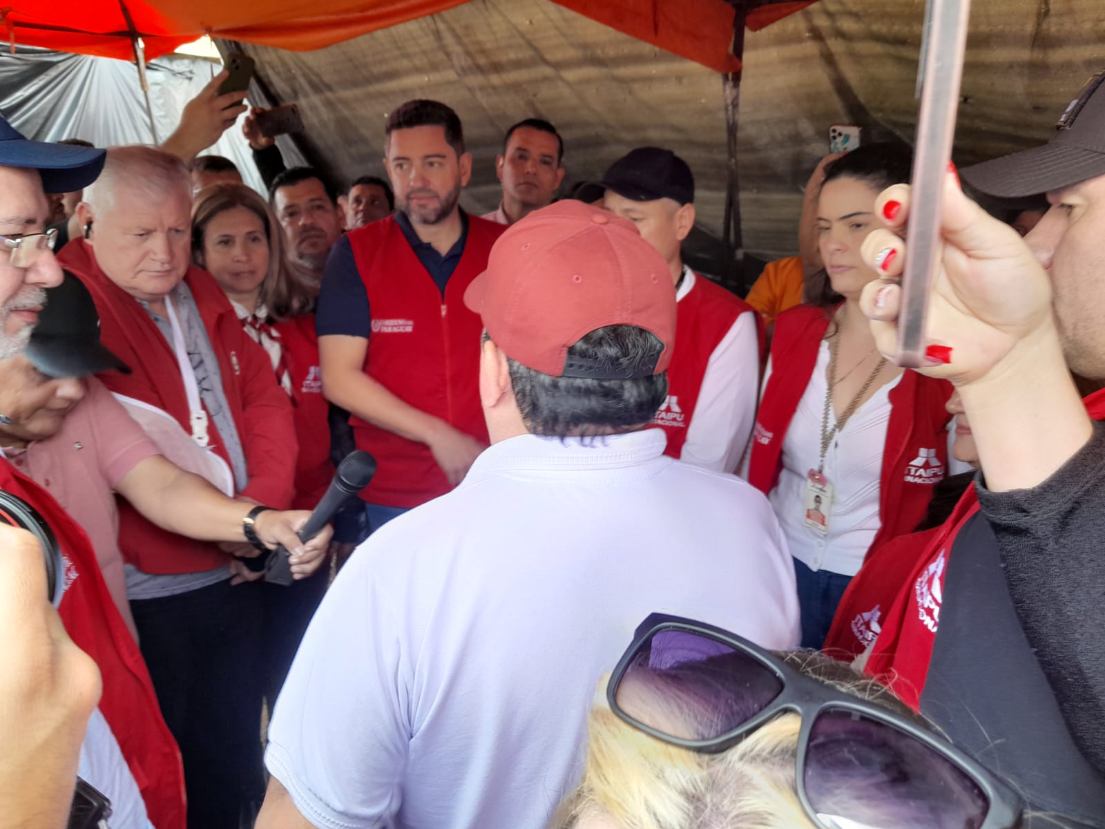 El Gobierno y la Itaipu cerca de la gente en el momento difícil