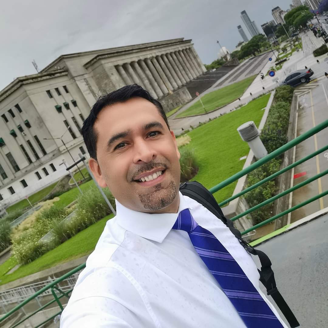 Fue presentador de noticias y concejal departamental