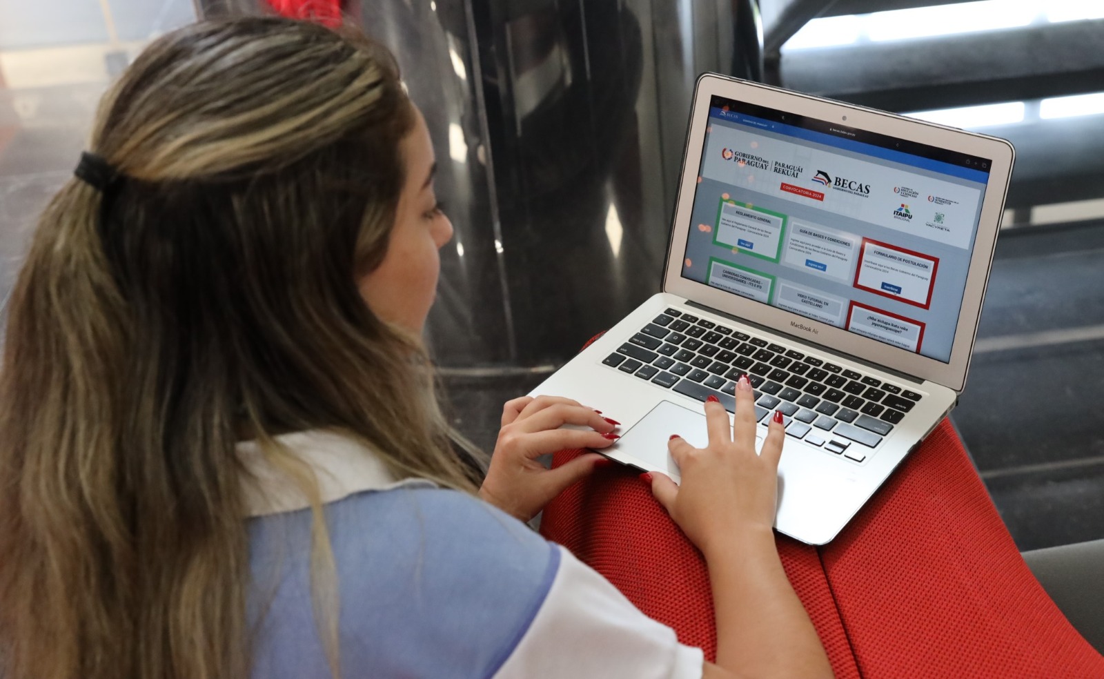 Una única bolsa de 5.000 becas de estudio ofrece el Gobierno a jóvenes sobresalientes del país