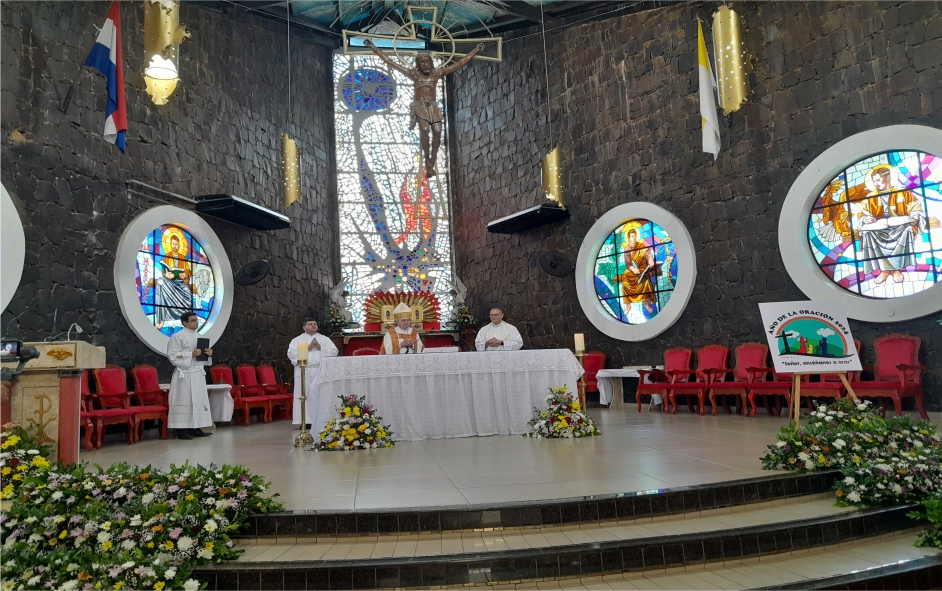 El Mons. Guillermo Steckling 12h en punto, dio inicio al Ángelus para dar la apertura a las actividades en homenaje al Santo Patrono San Blas