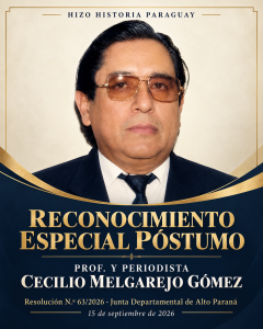 Retrato del Prof. y Periodista Cecilio Melgarejo Gómez en una placa sobre el reconocimiento especial póstumo otorgado por la Junta Departamental de Alto Paraná mediante la Resolución N.º 63/2026.